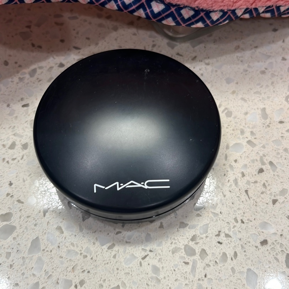 Mac mineralize skin finish I’m shade Give me sun